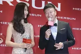 孙红雷的“模特妻子”惊艳，1米77穿鱼尾裙曲线完美，长腿也抢镜图片