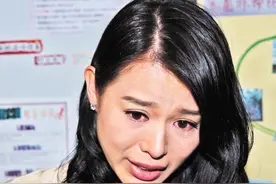 胡杏儿八年陪伴黄宗泽，却落泪狠心嫁人，爱情堪称《退后》mv图片