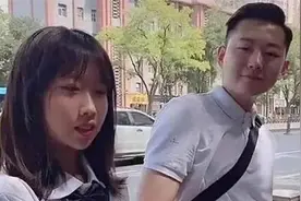 “最嫩爸爸”火了，接女儿放学遭误会，女儿：不是男友，是爸爸图片