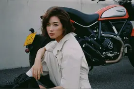 和摩托女孩万茜一起听风踏浪图片