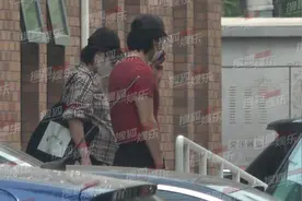 独家：怀二胎后首露面！40岁刘璇挺孕肚去医院，高龄产妇步伐灵活图片