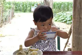 李玫瑾教授坦言：吃饭时有这“3种表现”的孩子，情商高不到哪去图片