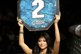 拳击台上现不雅一幕：举牌女郎撒酒疯脱衣，保安把她请下台图片