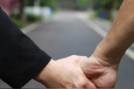 两位老人相约，一起相拥走向天堂，来看看他们的故事图片