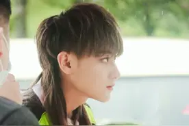 黄子韬上班抓拍，长发很有女神范儿，很多女粉自叹不如图片