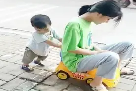 小姨带娃的路子有多野？看完这几张图，网友：分明是娃带小姨图片