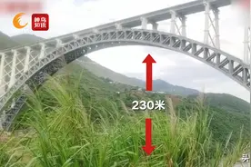 堪比大片！毒贩为躲避警方从200多米高跨江大桥底部爬到对岸图片