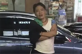 流浪在东莞的东北女子，气质丝毫不减当年，网友：曾是某酒店高管图片