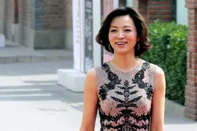 董卿又美出圈了，穿紧身连衣裙秀出原装身材，微卷波波头气质惊艳图片