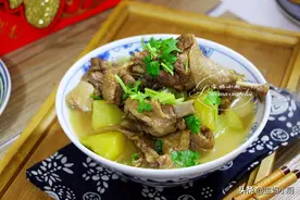 过年吃鹅肉，最爱70岁老爸的传统做法，不腥不柴味道香，汤都光图片
