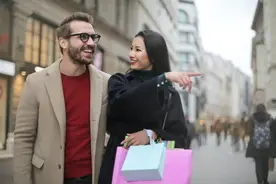 想让男人对你的爱不变，需要这样一个“小妙招”图片
