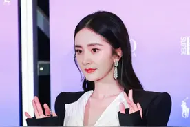 杨幂穿一条“辣妹裙”即艳压全场，观众眼睛完全无法从她身上移开图片