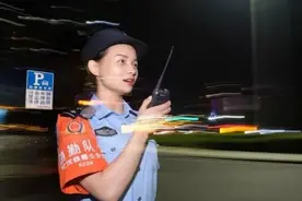 武汉一铁路女警登上热搜：洪水中抱树9小时获救，23年后实现警察梦图片