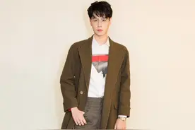 胡一天一身棕色造型男友力满满，镜头怼脸意外显嫩图片