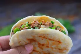 猪肉降到9块，烙几个火烧，卤1锅肉，剁碎一夹，太香了图片