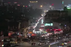 夜市老板一晚​收入上万：​摆摊赚钱的规矩，你不懂图片