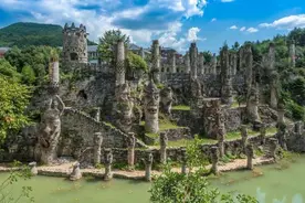 贵州有位80岁老人，借款300多万，用22年造了一个石头城堡图片