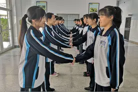 湖北襄阳一名男生，穿着半条秋裤飞奔进学校，读书精神可嘉图片