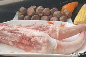 1斤板栗2条猪尾，秋冬季教你正确吃法，肉香汤浓又温补，真美味图片