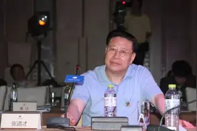 浙江绍兴又出现一位富豪，站在特斯拉、宝马身后，大赚213亿图片
