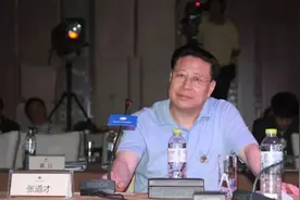 浙江绍兴又出现一位富豪，站在特斯拉、宝马身后，大赚213亿图片