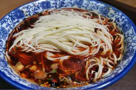 重庆一面馆好豪横：任何人来吃小面第一碗免费图片