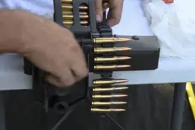 新班用机枪露出真容，解放军终于可以用弹链泼水了！｜轻武专栏图片