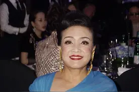 大S婆婆张兰真敢穿，一袭蓝色连衣裙配大浓妆现活动，哪像62岁图片