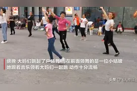 广场舞的灵魂！10岁女孩领舞辣妈。网友：这小女孩天赋不错图片
