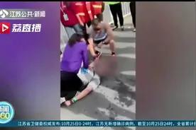 马拉松跑友突然昏迷 同比赛的南京红十字会工作人员紧急救援图片