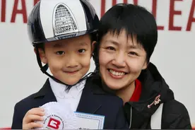于谦7岁二胎正脸曝光！和妈妈有同款瓜子脸，和14岁哥哥一个样图片