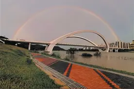 南宁天空玩“变脸”烈日雷雨彩虹组团出现(图)图片