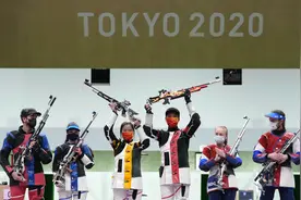 高清大图｜10米气步枪混合团体：中国选手杨倩/杨皓然夺冠图片