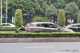 好赞！南宁民族大道上，有一位帮司机推车的好交警图片