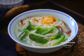 用丝瓜下一碗早餐面，汤浓白鲜甜，立秋后我家每天都在吃图片