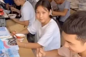 男孩给女同桌夹肉吃，被巡逻的班主任盯上，男孩暖心解释令人感动图片