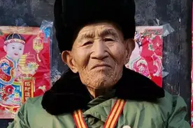 商丘一年近90岁老人晒出一把奖章 网友肃然起敬图片