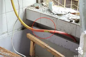 西安天然气闪爆事故现场曝光：疑似被老鼠咬烂的燃气胶管裸露在外图片