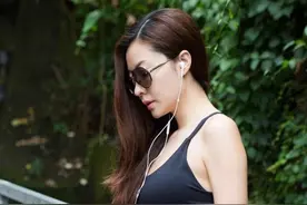 熊黛林身材火辣！黑色紧身健美裤搭配黑色露背吊带，整体凹凸有致图片