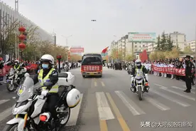 嵩县9名援鄂医疗队平安归来！队员：最想吃爸妈做的蒜汁捞面条图片