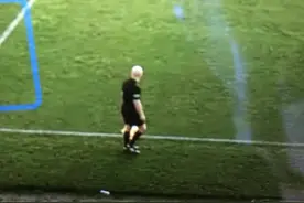 尴尬！直播球赛的AI自动追踪摄影机，把边裁的光头当成了足球图片