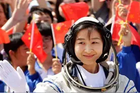 在太空中生活，女航天员的生理期怎么办？航天女英雄牺牲太大了图片
