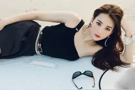 “天王嫂”方媛晒海边照，大秀雪肌美腿图片