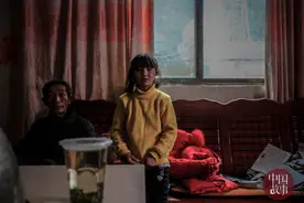 女孩6个月大时被妈妈抛弃，备受歧视她希望自己被“拐卖”来的图片