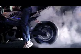 骑上我心爱的小摩托 在城市中自由的“穿梭”......图片