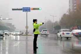 站在济南路口的“女汉子”图片