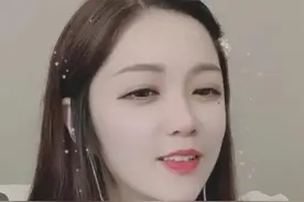 斗鱼女主播美颜镜头导致楼房弯曲 强行解释称这是当地特色建筑图片