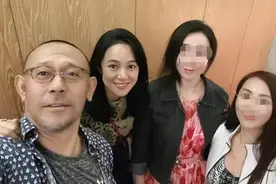 姜文与友人惬意度假，霸道搂小15岁娇妻太甜蜜，两人同框似父女图片