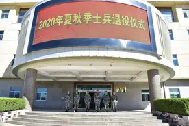 最后一个军礼：告别军旗图片