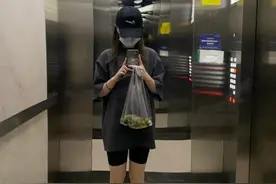 女子入职发现整个公司只有她一人，每天花7小时摸鱼，感觉很孤独图片